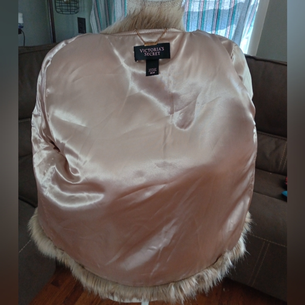 Victoria's Secret faux fur coat - Picture 8 of 9